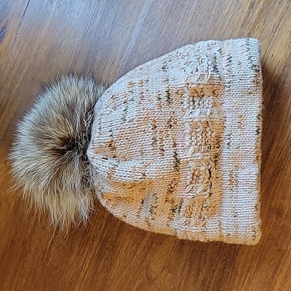 Hand knit wool cap with real racoon fur pom - Picture 3 of 6